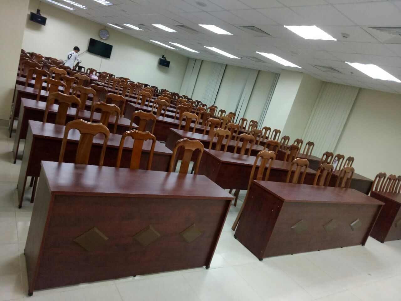 THI CÔNG BÀN GHẾ HỘI TRƯỜNG VĨNH CỬU ĐỒNG NAI